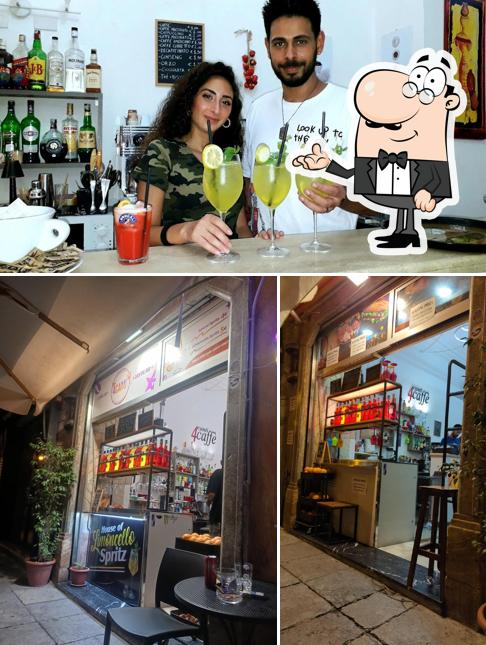 Siediti a un tavolo di 4 canti caffè