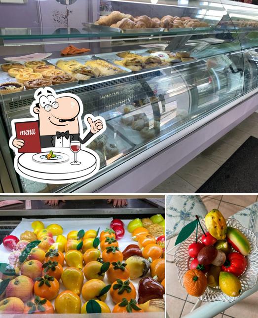 Cibo al Bar Pasticceria Langolo Del Dolce