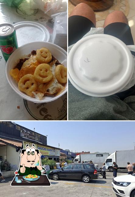 Entre diferentes coisas, comida e exterior podem ser encontrados no Gaúcho Marmitas