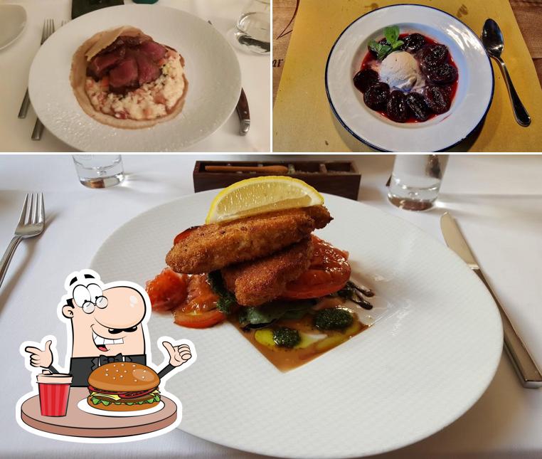 Gustati uno dei tipi di hamburger disponibili a Zum alten Stephan