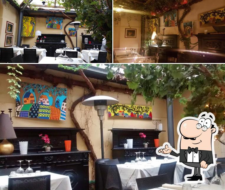 Siediti a un tavolo di La Pergoletta