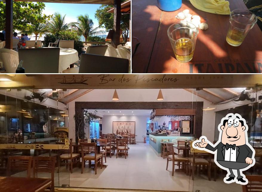 A foto da interior e comida no Bar dos Pescadores