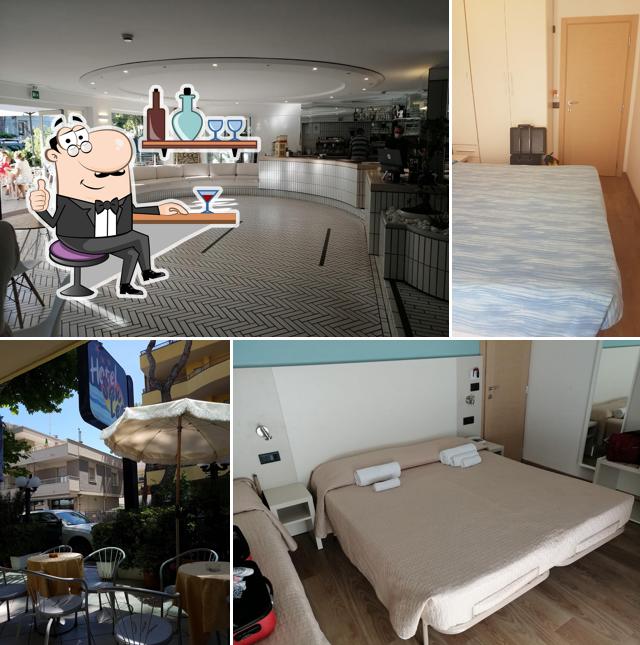 Siediti a un tavolo di Hotel B&B Aria di Mare