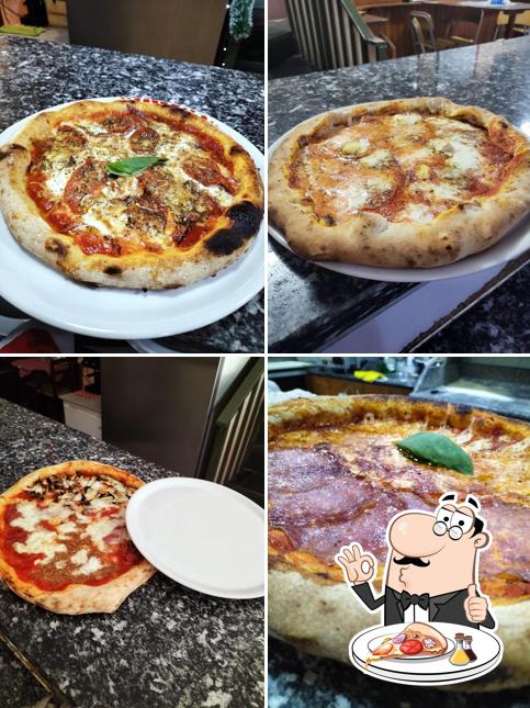 Scegli una pizza a Pizzeria Vecchia Napoli