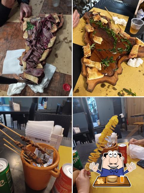 Cibo al Arrusticceria (carne arrostita su carbonella)