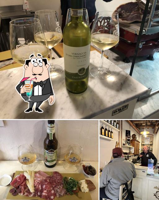 Goditi un drink dal menu