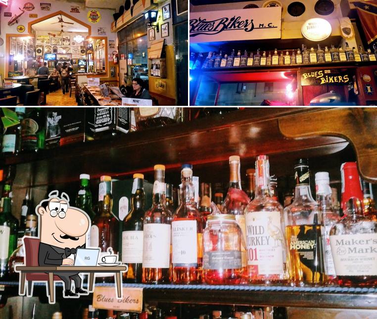 Siediti a un tavolo di Blues Bikers Motorcycle Pub