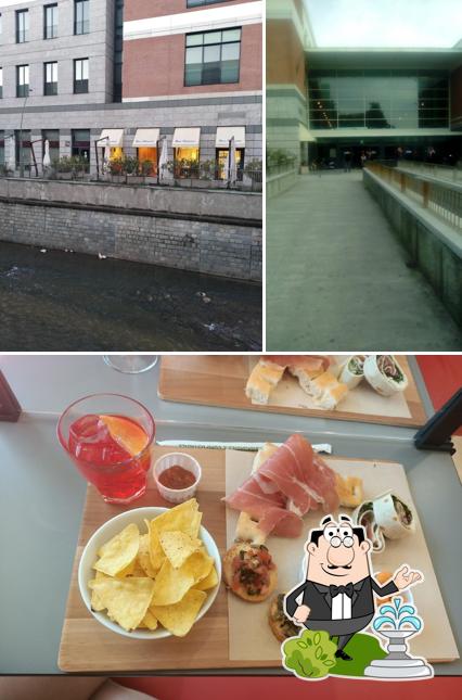 Guarda la foto che raffigura la esterno e cibo di Bar Atlantic