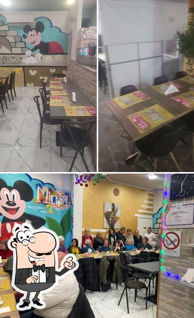 Siediti a un tavolo di Mickey 2