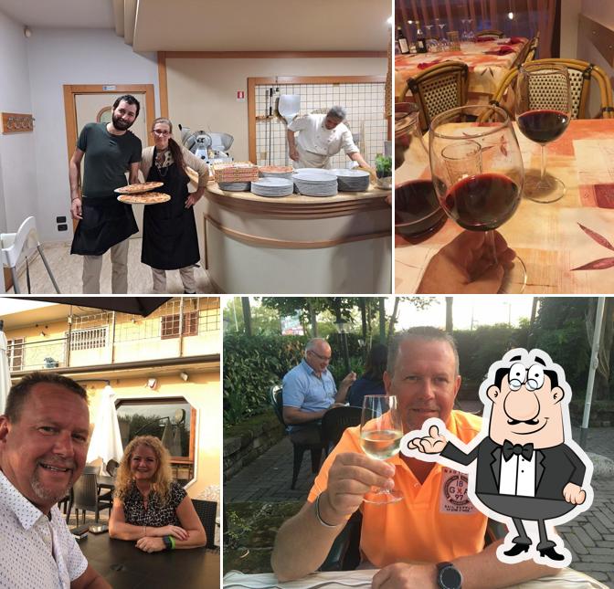 Siediti a un tavolo di Ristorante Pizzeria le Pergole