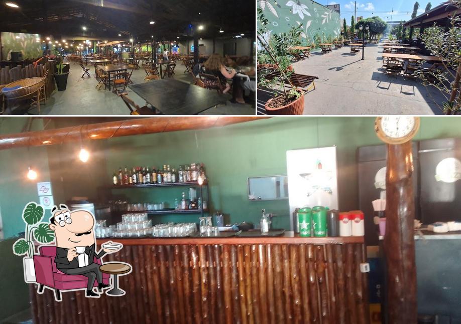 Sente em uma das mesas no OLIVA RESTAURANTE - À LA CARTE & PARRILLA