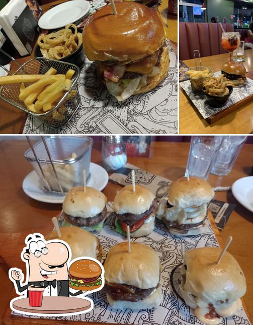 Delicie-se com um hambúrguer no Let's Eat Atibaia