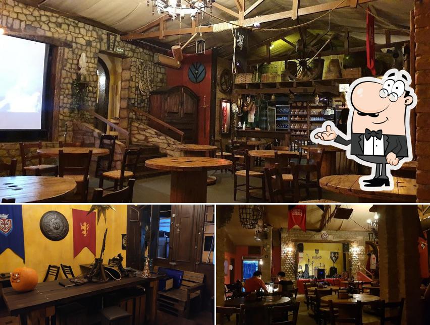 Sente em uma das mesas no Milord Taverna