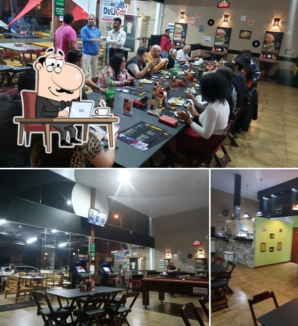 O interior do Saulo's Lancheteria Delivery
