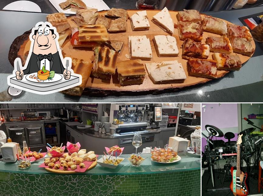 La foto della cibo e esterno di Free Bar di Luana