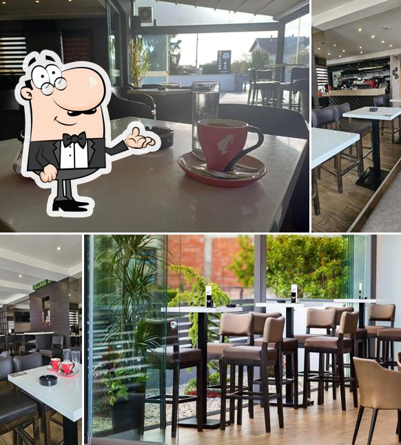 Dai un'occhiata agli interni di Village Bar