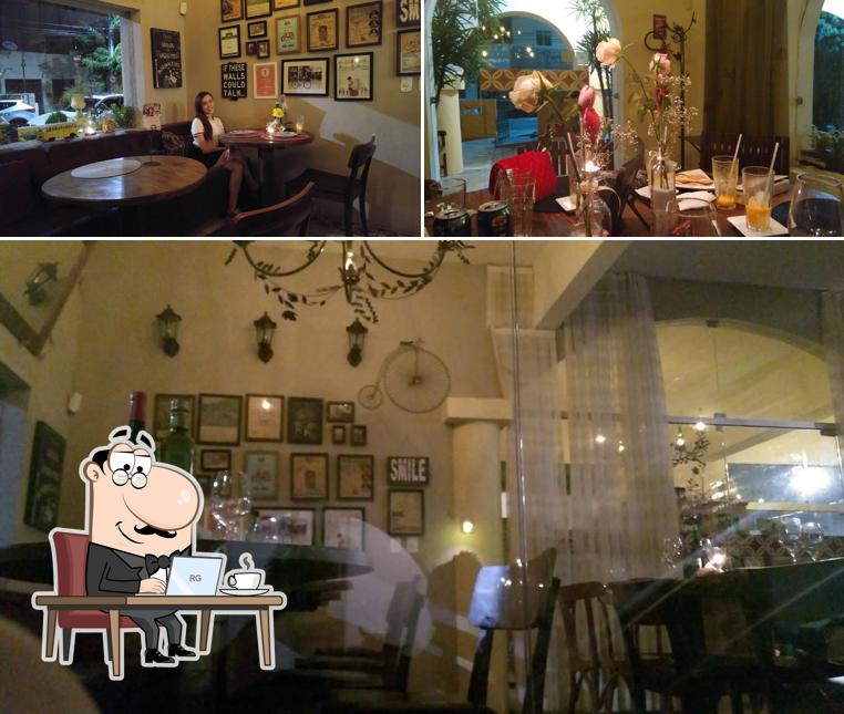 Sente em uma das mesas no Vila Mosquito