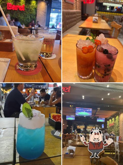 A foto da comida e interior no Barel Bar