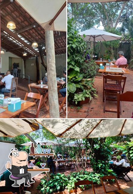Sente em uma das mesas no General Restaurante de Botucatu