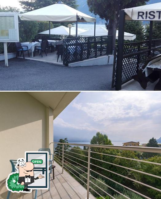Puoi goderti l'aria fresca da seduto all'esterno di Hotel Sogno del Benaco