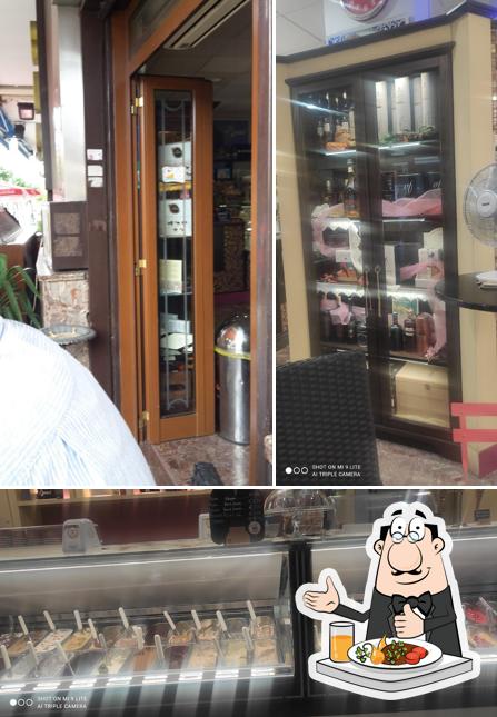 Tra le varie cose da Bar Mimi' si possono trovare la cibo e esterno