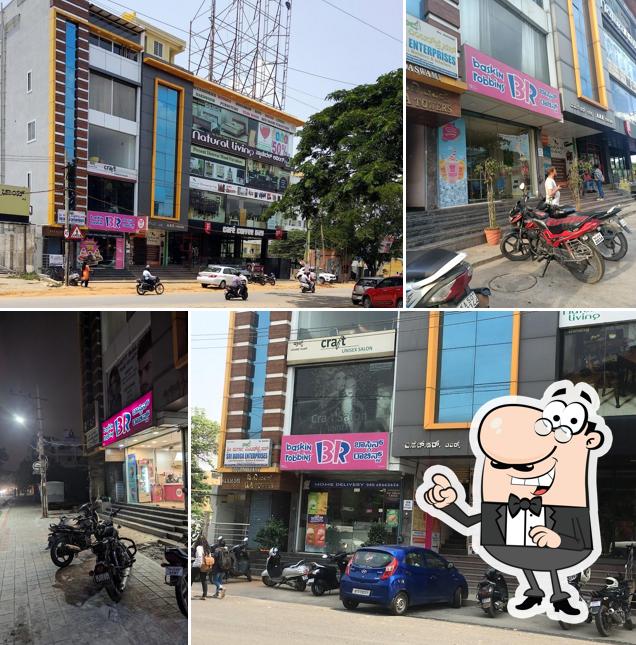 The exterior of Baskin Robbins