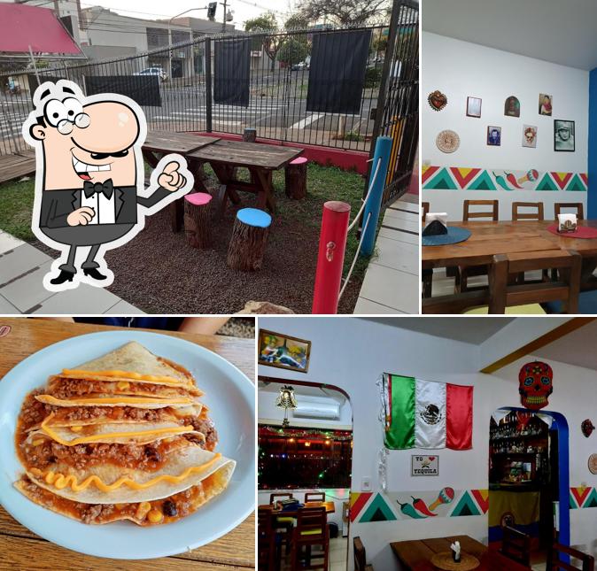 Sente em uma das mesas no Mexicolombia