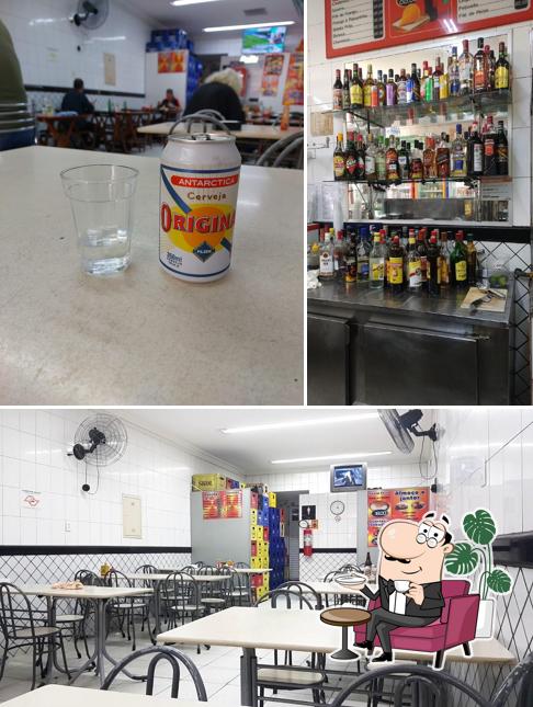 Esta é a foto ilustrando interior e comida no Lanchonete Nove Dragoes