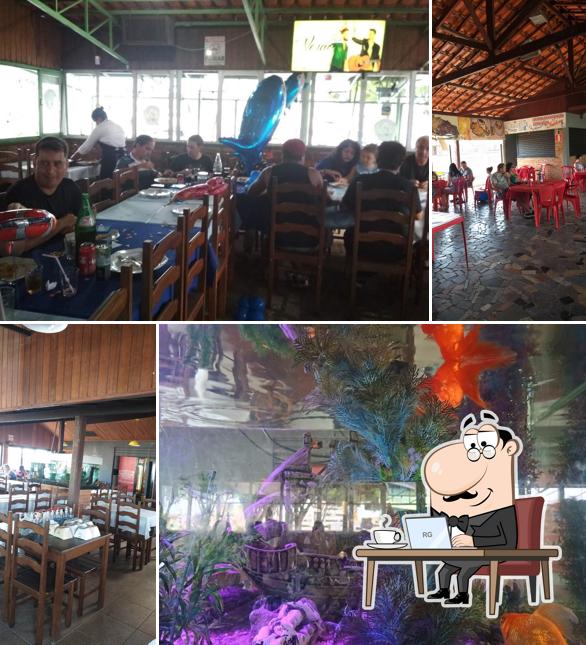 Sente em uma das mesas no Restaurante Mirante