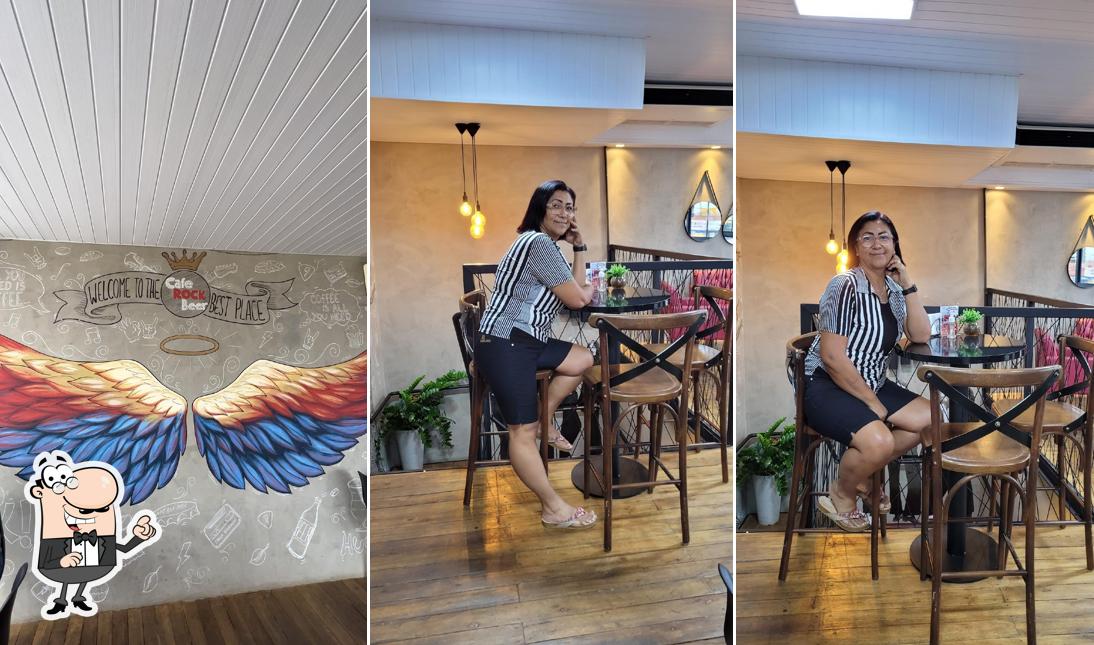 Sente em uma das mesas no Café Rock Beer