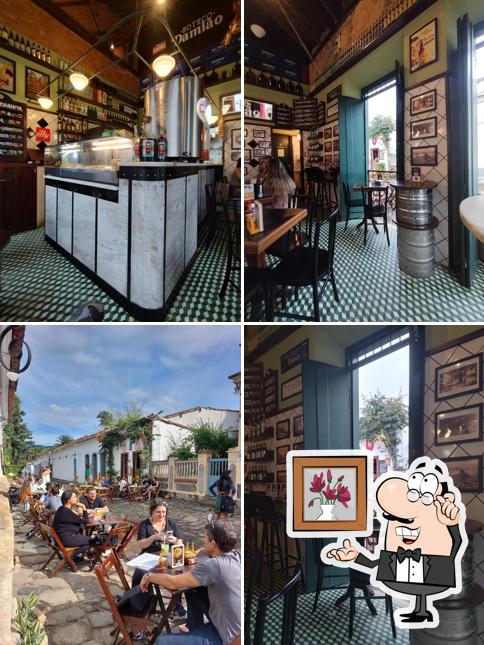 Sente em uma das mesas no Boteco Damião