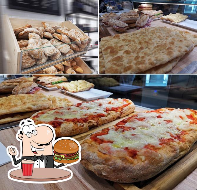 Prenditi un hamburger a Bar Roma