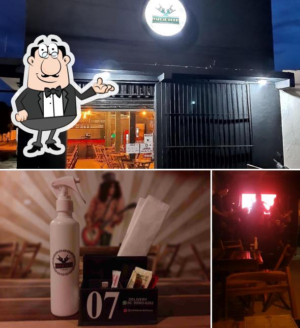 Sente em uma das mesas no Vai Dar Rock