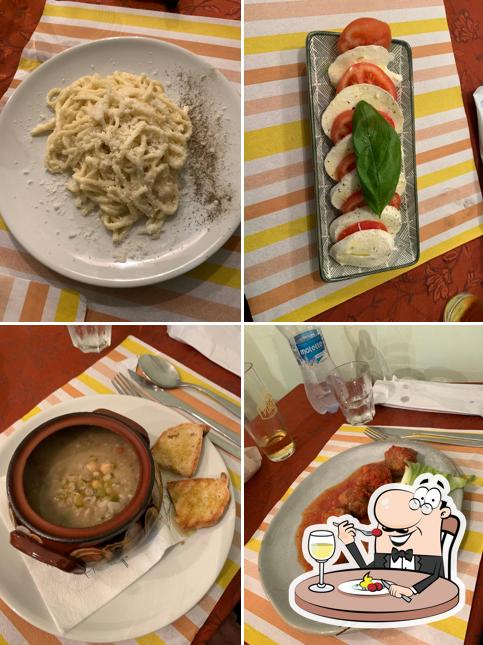 Platti al Trattoria Pizzeria Sapori Umbri