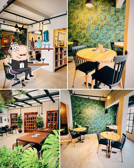 Veja imagens do interior do Fire Café