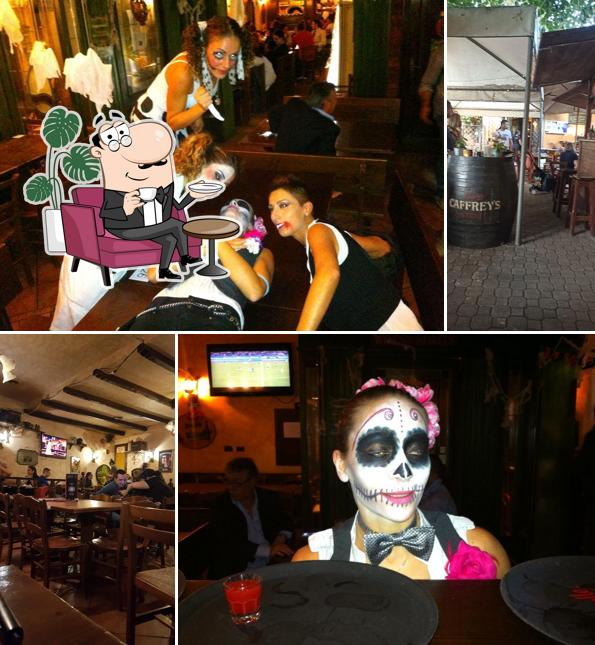 Siediti a un tavolo di Flanagan's Pub