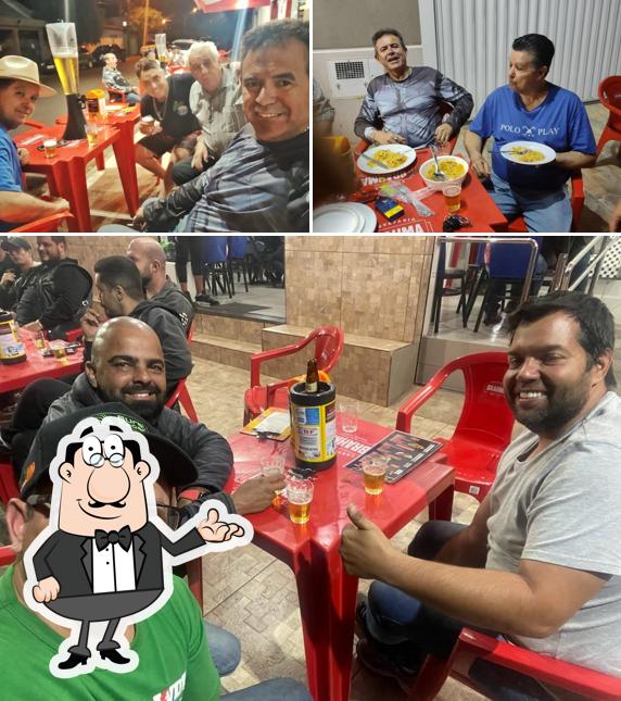 Sente em uma das mesas no Bar do Nilo