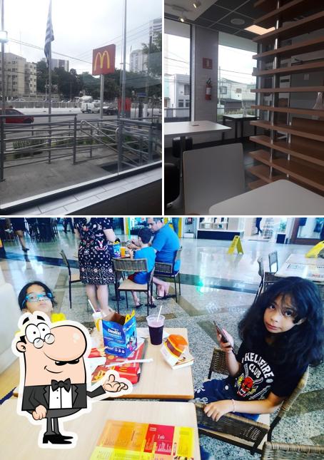 Esta é a foto ilustrando interior e exterior no McDonald's
