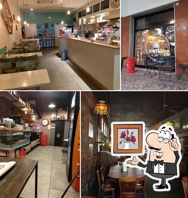 Siediti a un tavolo di Vintage Cafè