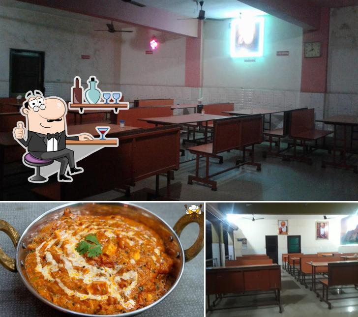 Among different things one can find interior and food at Amar Punjab Dhaba