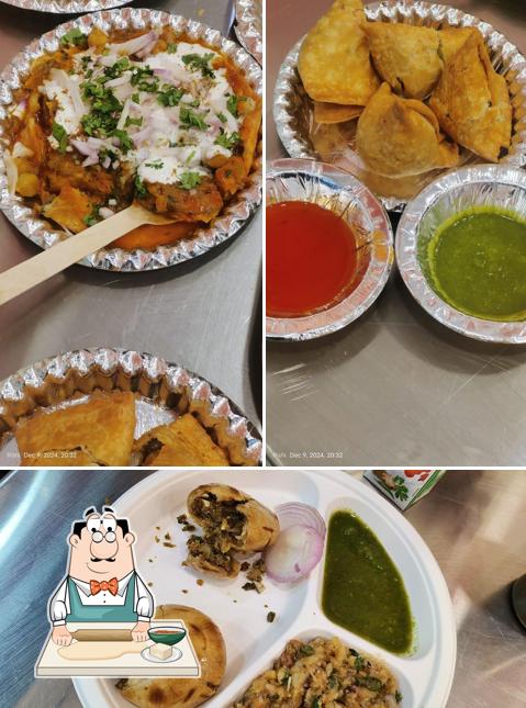 Samosa at Samosa Jee Litti Chokha Wale