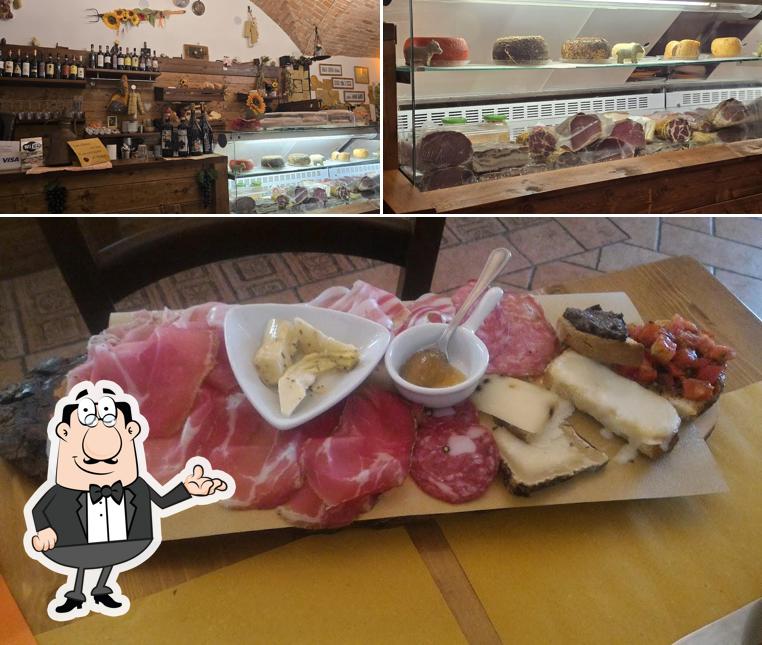 La foto della interni e cibo di Antico Tagliere