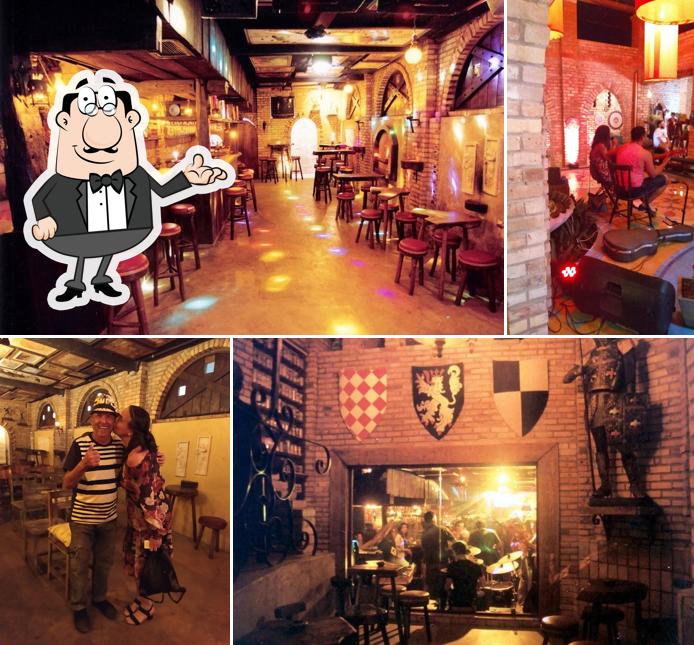 Sente em uma das mesas no Restaurante Espaço Ávalon & Taverna Pub Medieval Bar