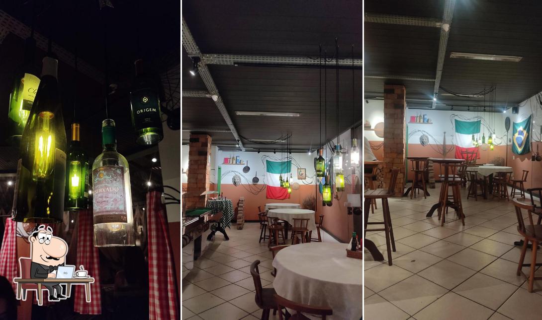 Sente em uma das mesas no Deck R