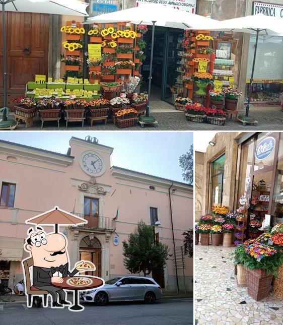 Guarda gli esterni di La Piazzetta - Pizzeria - Piadineria