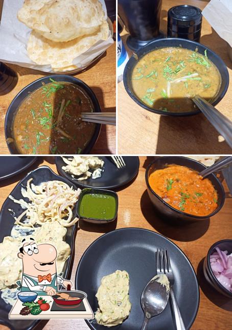 Chicken curry at SadakChaap (Prahladnagar)