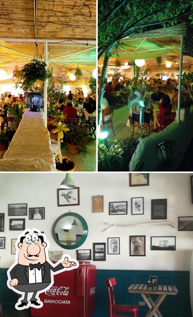 Siediti a un tavolo di Ritrovo Al Veliero