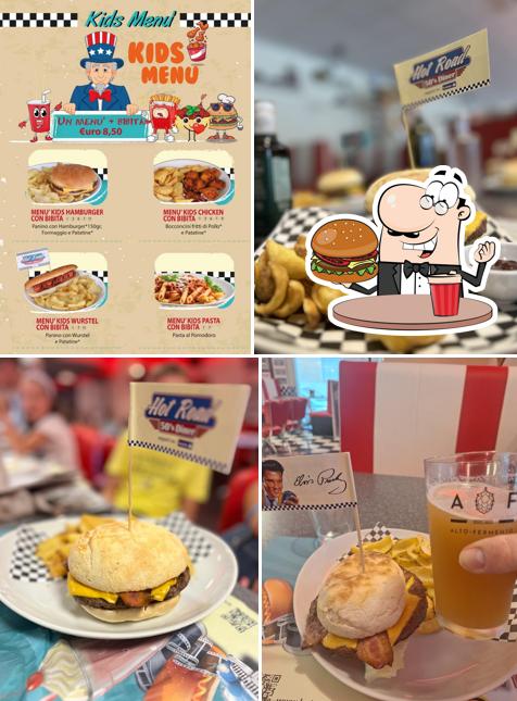 Ordina un hamburger a Hot Road 50's Diner