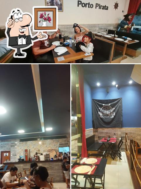 Sente em uma das mesas no Porto Pirata Pizzaria