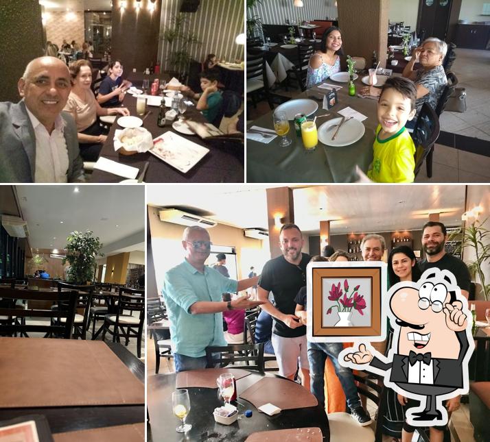 Sente em uma das mesas no Debate Restaurante